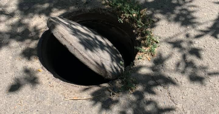 В центре Николаева женщина провалилась в люк Укртелекома ‘(ФОТО)