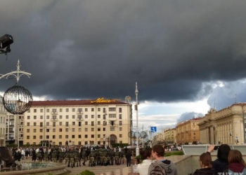 В Минске ОМОН взял протестующих в окружение: начались массовые задержания (ФОТО, ВИДЕО)