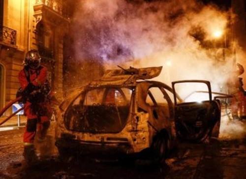 В Париже фанаты после поражения ПСЖ в финале Лиги чемпионов устроили погромы (ВИДЕО)