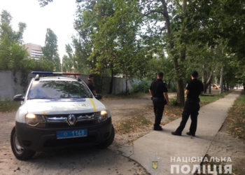 Полиция проверила сквер возле вуза в Заводском районе – жители жаловались, что там постоянно собираются наркозависимые (ФОТО)