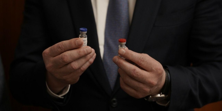 Россия заявила, что первой в мире зарегистрировала вакцину от коронавируса. Дочери Путина уже сделали прививку (ФОТО)