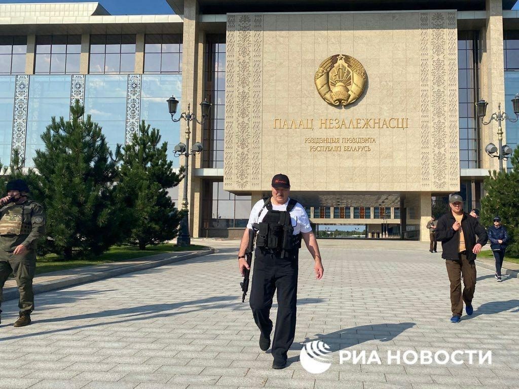 Лукашенко снова вышел из резиденции с автоматом 1