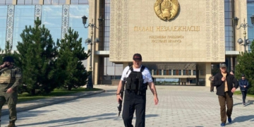 Лукашенко снова вышел из резиденции с автоматом