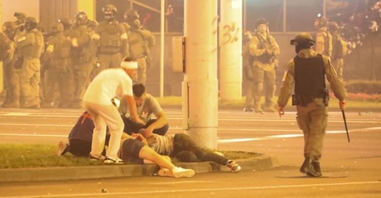 Жительница Бреста рассказала, как силовики выстрелили в нее в ответ на требование прекратить насилие