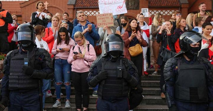 В Минске ОМОН взял протестующих в окружение: начались массовые задержания (ФОТО, ВИДЕО)