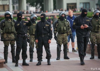 В Минске ОМОН взял протестующих в окружение: начались массовые задержания (ФОТО, ВИДЕО)