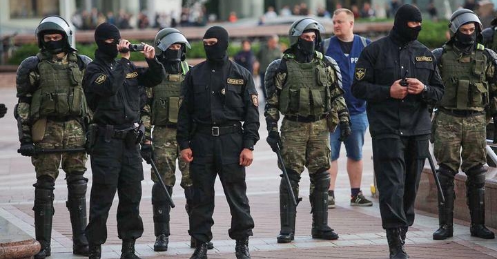 В Минске ОМОН взял протестующих в окружение: начались массовые задержания (ФОТО, ВИДЕО)