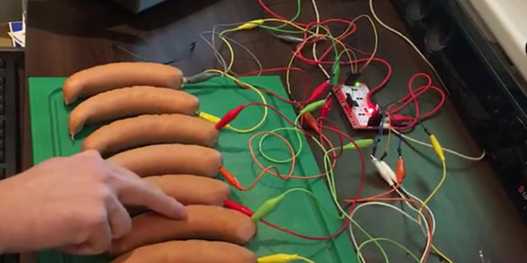 Симфония вкуса: сыграть на электропианино из сосисок (ВИДЕО)