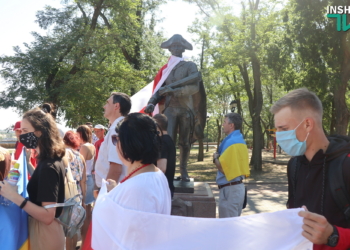 ОБНОВЛЕНО. Николаевцы поддержали белорусских демонстрантов и одели памятник Фалееву в бело-красно-белый флаг (ФОТО, ВИДЕО)