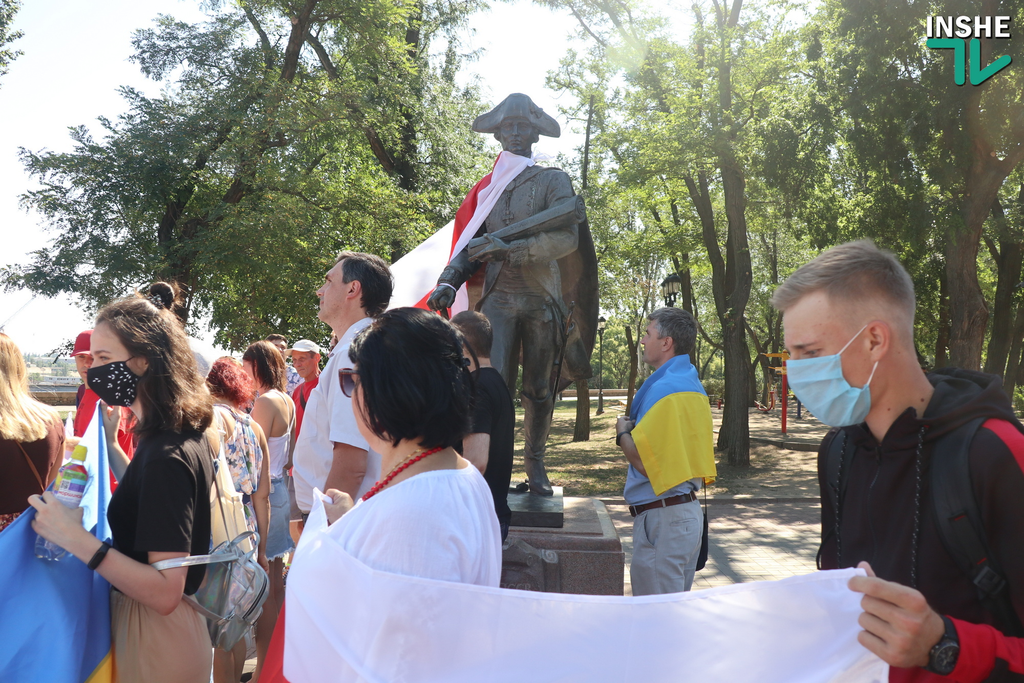 ОБНОВЛЕНО. Николаевцы поддержали белорусских демонстрантов и одели памятник Фалееву в бело-красно-белый флаг (ФОТО, ВИДЕО)