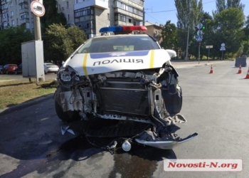 В Николаеве патрульный автомобиль полиции врезался в Fiat