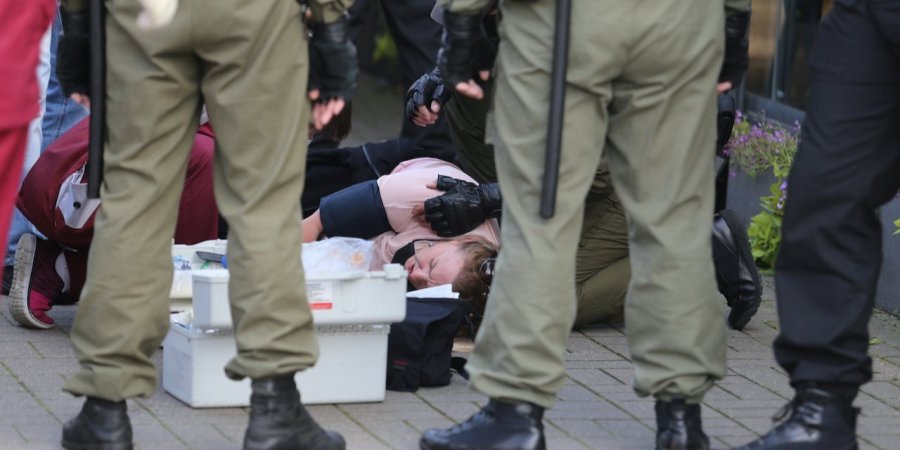 Протесты в Минске: силовики применили спецсредства против демонстрантов (ВИДЕО) 1