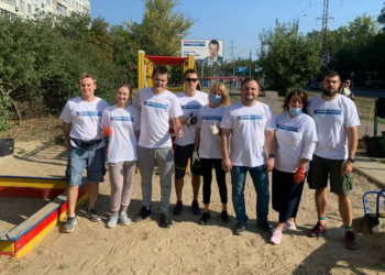 В Николаеве во время благоустройства детской площадки использовалась символика партии «Пропозиція» – ОПОРА обратилась в полицию (ВИДЕО)