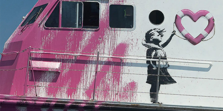 Британский уличный художник Бэнкси помог купить корабль для спасения беженцев, направляющихся в Европу из Африки (ФОТО)