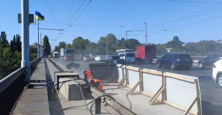 На Ингульском мосту в Николаеве в голову одному из рабочих-дорожников бросили кусок асфальта