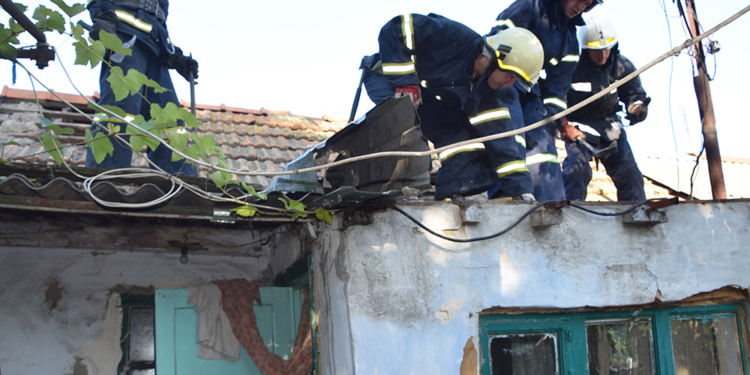 В Николаеве спасатели потушили пожар частного жилого дома (ФОТО)