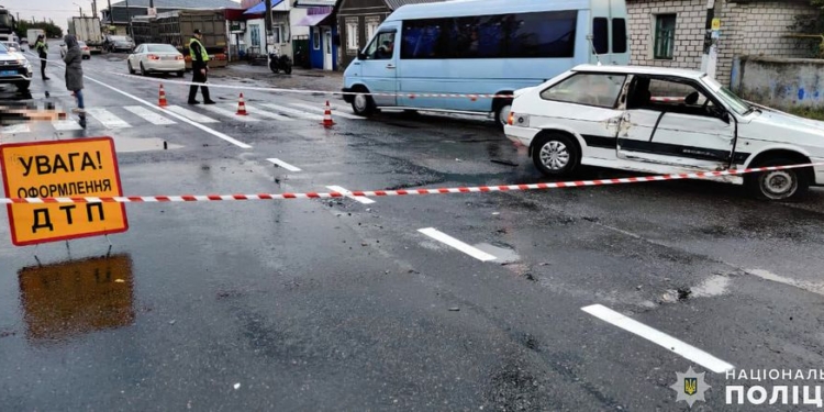 Николаевские полицейские устанавливают обстоятельства ДТП в пгт Александровка, в результате которого погиб водитель мопеда (ФОТО)