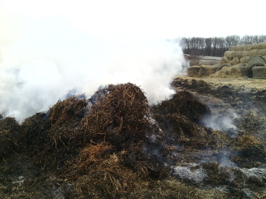 В Явкино сгорело 3 тонны соломы (ФОТО) 1
