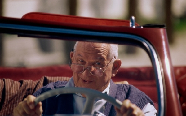 Машины пожилых водителей в Испании хотят пометить буквой «М»