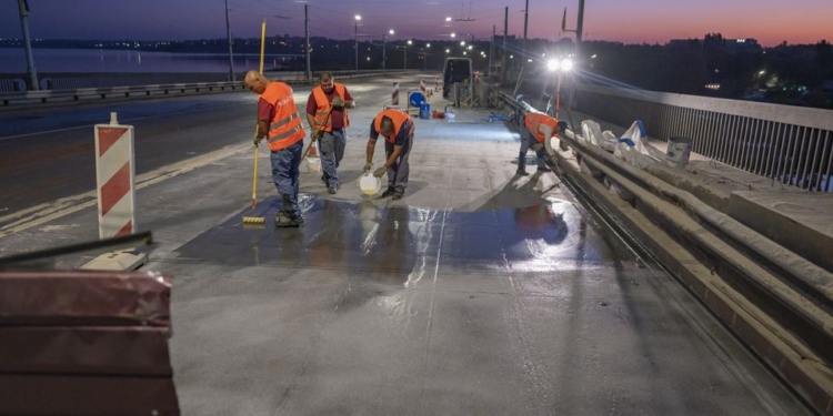 Ремонт покрытия Ингульского моста в Николаеве: чистка пескоструйкой и нанесение первого слоя грунтовки (ФОТО)