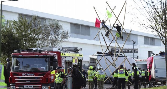 «Я тебя стукну, и ты полюбишь меня как миленький»: в Британии климатические активисты задержали выход газет