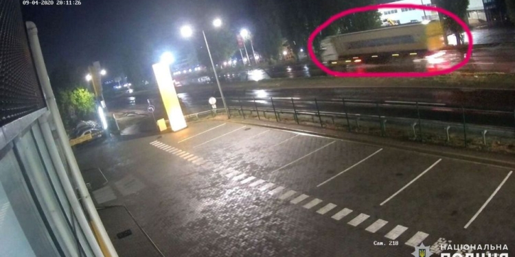 Полиция разыскивает фуру, зафиксированную камерой видеонаблюдения на месте ДТП в Николаеве, где мужчине оторвало ноги (ФОТО)