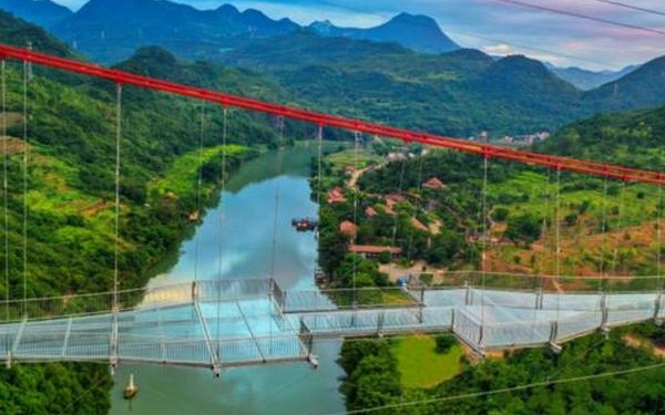 Очень высоко и минималистично: в Китае открыли самый длинный в мире стеклянный мост (ВИДЕО)