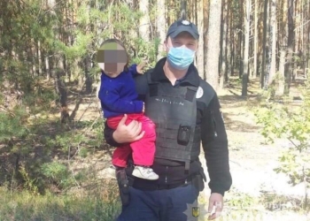 Мать бросила годовалого ребенка на опушке леса ради грибов