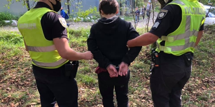 Жуть. “Начал с бабы с дедом, еще семь”, – 15-летний подросток на Прикарпатье решил вырезать свою семью