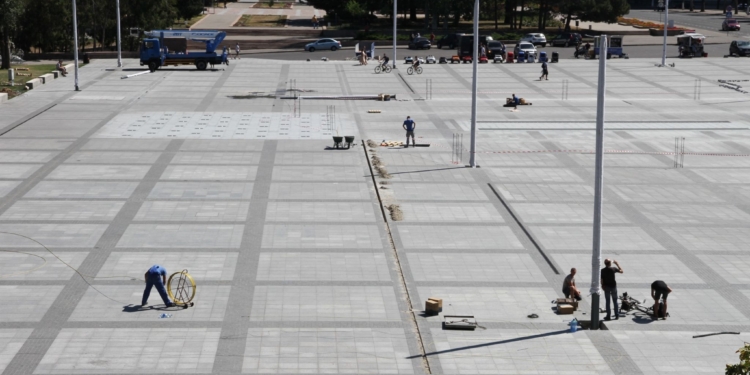 На Соборной площади установили 16-метровые опоры освещения и готовятся к укладке светодиодной брусчатки (ФОТО)