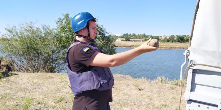 На Николаевщине рыбак и металлоискатель помогли найти 35 артснарядов и минометную мину (ФОТО)