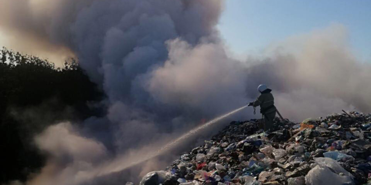В Южноукраинске потушили пожар на свалке бытовых отходов