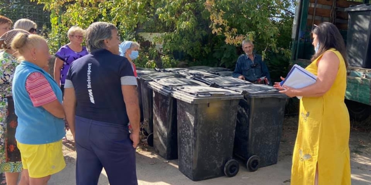 Жители Малой Коренихи получат 300 пластиковых контейнеров для хранения бытовых отходов (ФОТО)