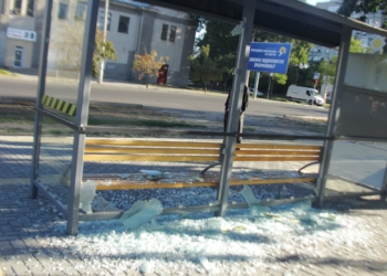Вандалы разбили в Николаеве «ко Дню города» новую остановку (ФОТО)