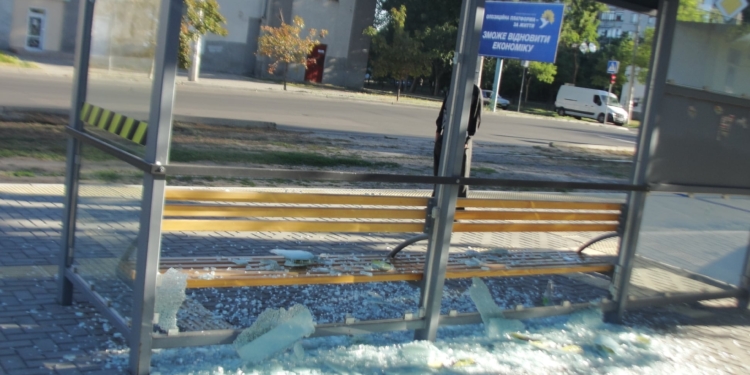 Вандалы разбили в Николаеве «ко Дню города» новую остановку (ФОТО)