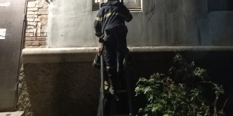 В Николаевской области двое женщин не могли попасть домой, потому что их дети крепко спали