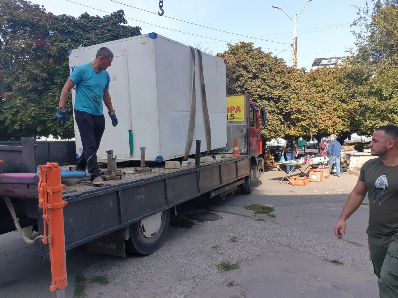 Как в «Дне Сурка»: на площади Победы убрали киоск, незаконно установленный в эти выходные (ФОТО)