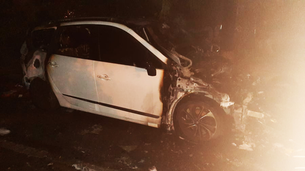В Николаеве ночью подожгли Renault 5