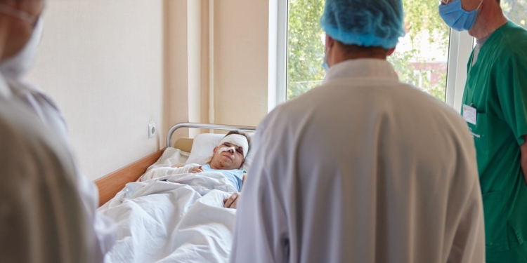 Катастрофа самолета под Харьковом: Зеленский опубликовал фото выжившего курсанта