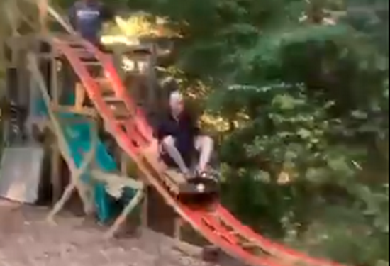 Чтобы не скучал на карантине: внук построил дедушке американские горки