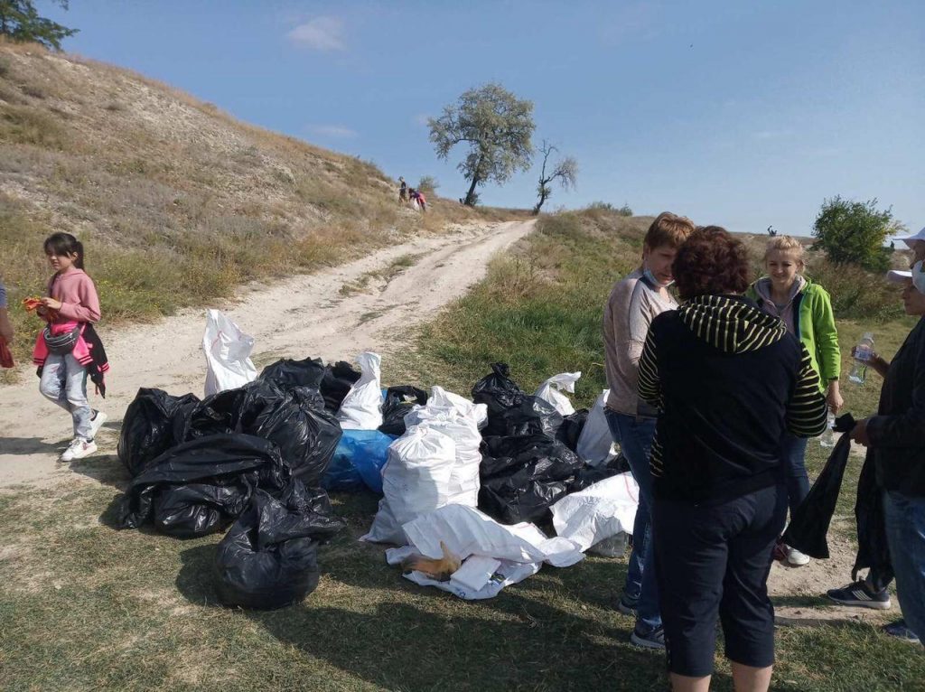 Учні школи №64 з Миколаєва зайняли друге місце в конкурсі до Всесвітнього дня прибирання - вони зібрали 620 кг сміття (ФОТО) 3