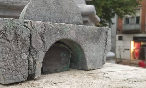 Жуткая легенда – не вымысел. В Бельгии в фонтане нашли заспиртованное сердце бывшего мэра (ФОТО)