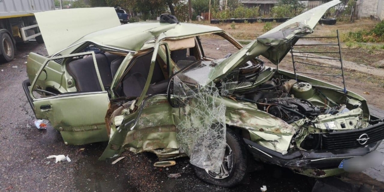Грузовой MAN и легковушка Opel столкнулись на Николаевщине: пострадали дети