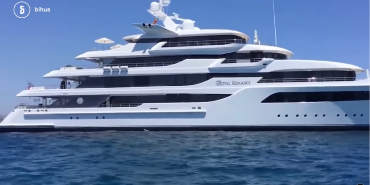 Медведчук не включил в декларацию яхту за $200 млн. и элитную недвижимость в Украине, – СМИ