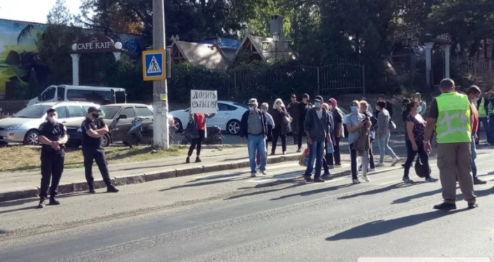 В Николаеве работники “Степового” перекрыли Варваровский мост