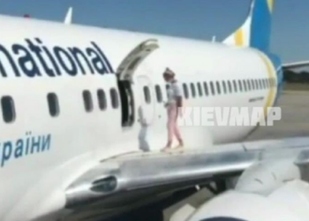В Борисполе девушка гуляла по крылу самолета