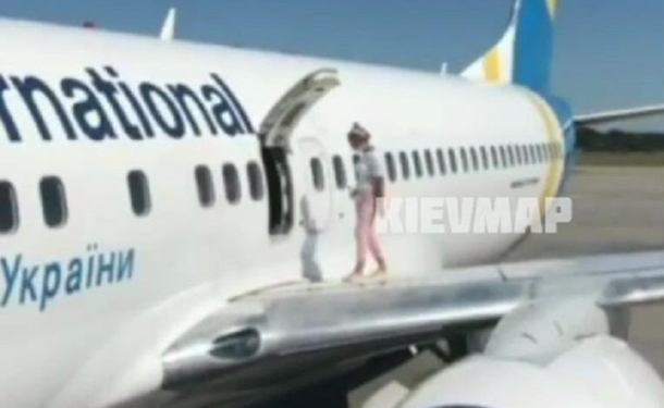 В Борисполе девушка гуляла по крылу самолета