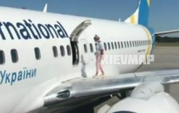 В Борисполе девушка гуляла по крылу самолета 1