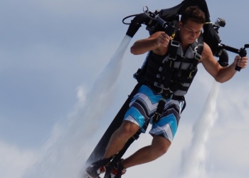 Пилоты в небе над Лос-Анджелесом встретили человека с реактивным ранцем