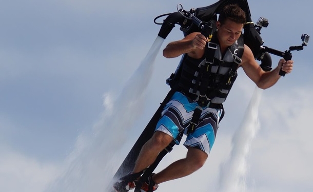 Пилоты в небе над Лос-Анджелесом встретили человека с реактивным ранцем